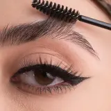 Szczoteczka do brwi stylizuje włoski, przygotowując je do laminacji. Efekt idealnych brwi.