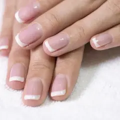 Dłonie z perfekcyjnym french manicure. Zobacz, jak zrobić french krok po kroku, by uzyskać taki efekt.