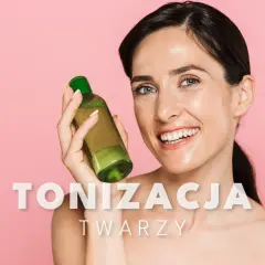 Uśmiechnięta kobieta prezentuje buteleczkę z płynem, klucz do promiennej cery i idealnej tonizacji twarzy.