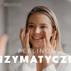 Uśmiechnięta kobieta aplikuje peeling enzymatyczny na twarz.