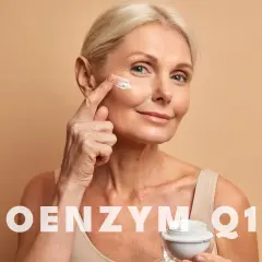 Kobieta aplikuje krem pod oczy. Czy wiesz, co to jest koenzym Q10? To składnik, który może pomóc w pielęgnacji skóry.