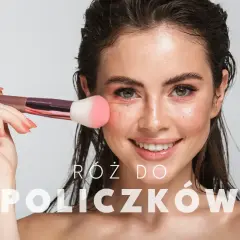Kobieta z pędzlem nakłada róż do policzków, nadając swojej cerze zdrowy blask.