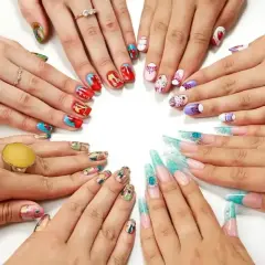 Różnorodne rodzaje manicure: od abstrakcyjnych wzorów po kolorowe zdobienia i długie paznokcie z cyrkoniami.