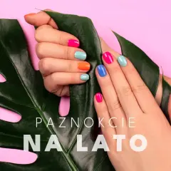 Paznokcie inspiracje lato: dłonie z kolorowym, letnim manicurem na tle liścia monstery i różowego tła.