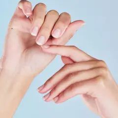Dłonie po zabiegu manicure japoński, z naturalnie lśniącymi paznokciami.