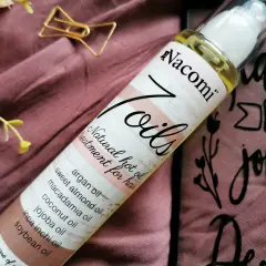 Nacomi 7 oils jak stosować? Naturalny olejek do włosów z siedmioma olejami: arganowym, migdałowym, makadamia, kokosowym, inchi, sojowym.