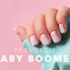 Dłoń z paznokciami w stylu baby boomer, delikatny ombre różowo-biały. Idealny manicure dla każdej kobiety.