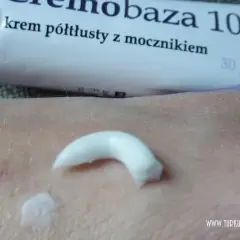 Cremobaza 10% na suchą, szorstką skórę. Krem półtłusty z mocznikiem nawilża i łagodzi podrażnienia.
