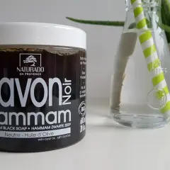 Czarne mydło do twarzy Savon Hammam Naturado z oliwą z oliwek, idealne do pielęgnacji.