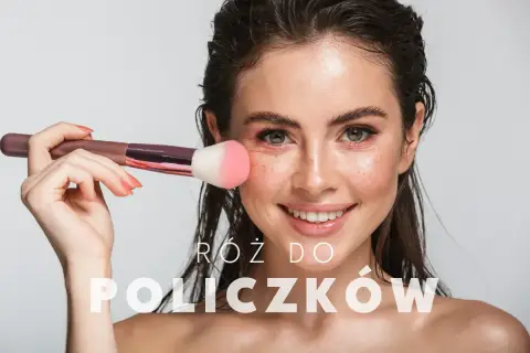 Kobieta z pędzlem nakłada róż do policzków, nadając swojej cerze zdrowy blask.
