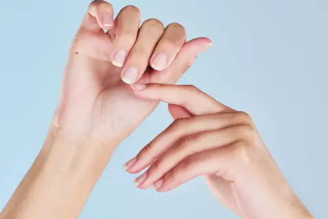 Dłonie po zabiegu manicure japoński, z naturalnie lśniącymi paznokciami.