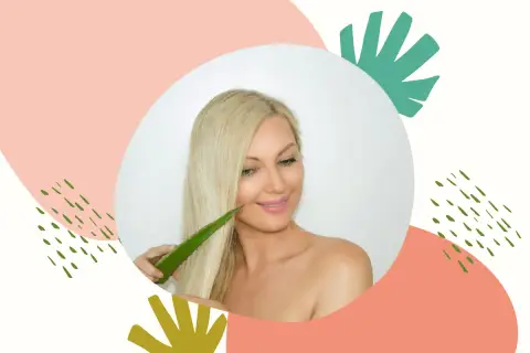 Kobieta z blond włosami trzyma liść aloesu przy włosach na tle z abstrakcyjnymi wzorami.