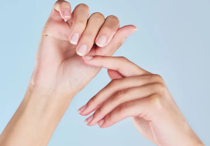 Dłonie po zabiegu manicure japoński, z naturalnie lśniącymi paznokciami.