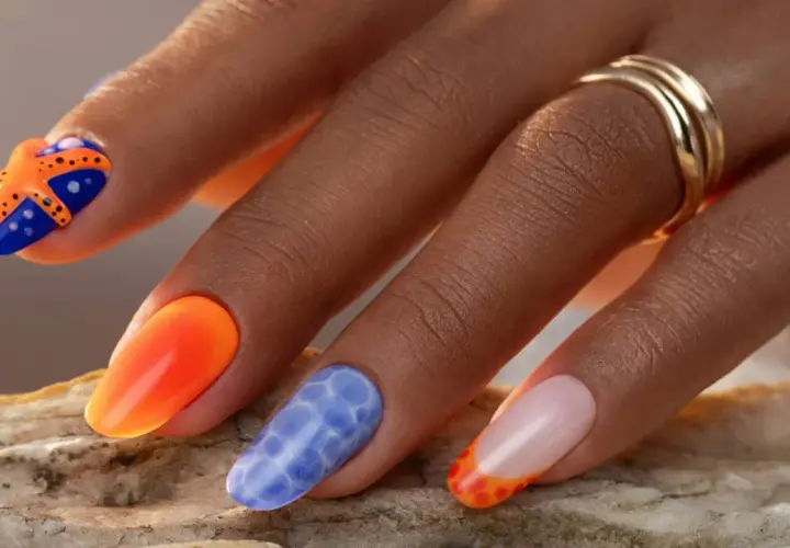 Letnia stylizacja paznokci: neonail jak stosować? Morskie wzory, pomarańczowy ombre i francuski manicure z kropkami.