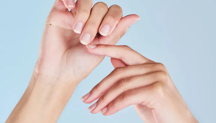 Dłonie po zabiegu manicure japoński, z naturalnie lśniącymi paznokciami.
