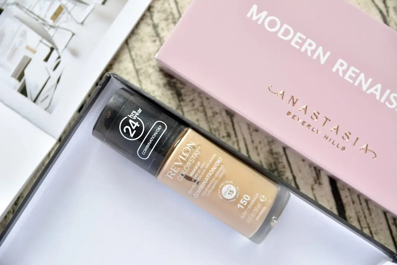 Revlon Colorstay 150 Buff/Chamois, idealny dla cery mieszanej/tłustej. Jak dobrać kolor? Ten odcień jest świetnym punktem wyjścia.