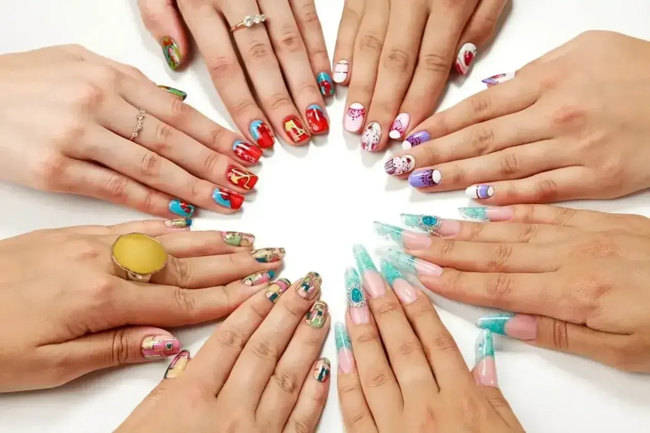 Różnorodne rodzaje manicure: od abstrakcyjnych wzorów po kolorowe zdobienia i długie paznokcie z cyrkoniami.