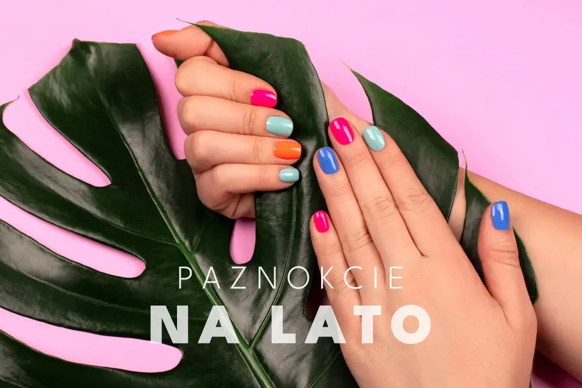 Paznokcie inspiracje lato: dłonie z kolorowym, letnim manicurem na tle liścia monstery i różowego tła.