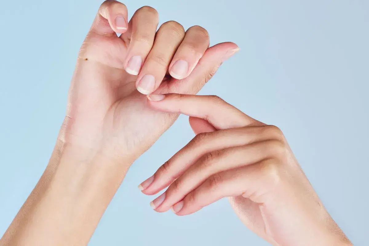 Dłonie po zabiegu manicure japoński, z naturalnie lśniącymi paznokciami.