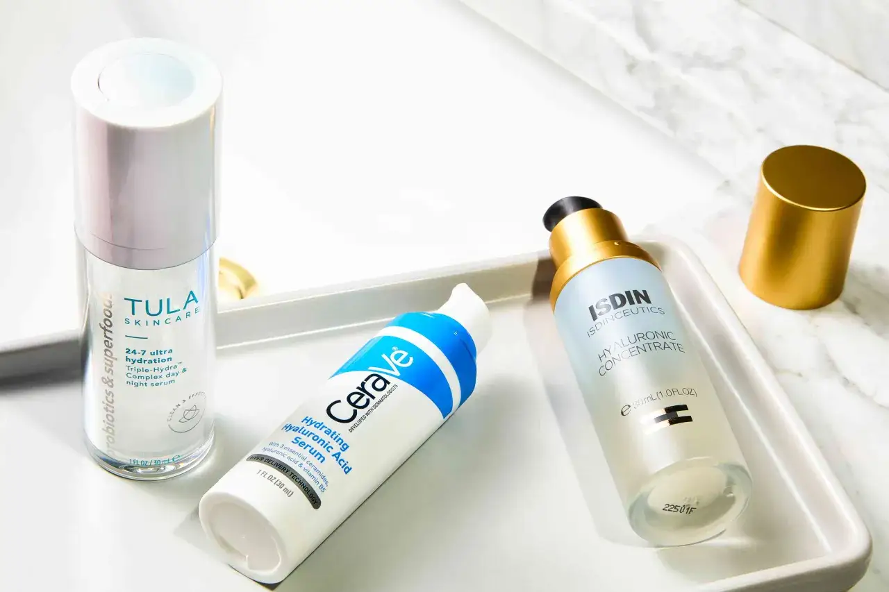Serum z kwasem hialuronowym na co? Tula, CeraVe i ISDIN oferują nawilżenie i ukojenie dla skóry.
