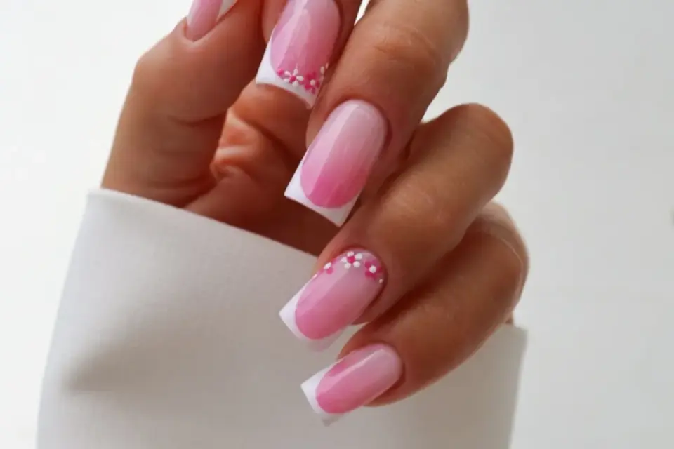 French manicure w domu krok po kroku. Jaki produkt wybrać?